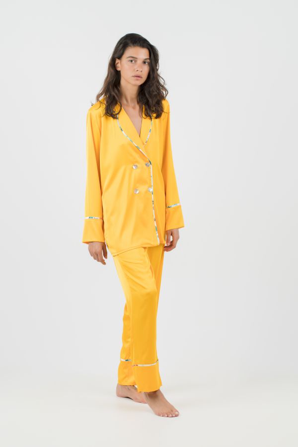 Silky pajama with colorful edge
